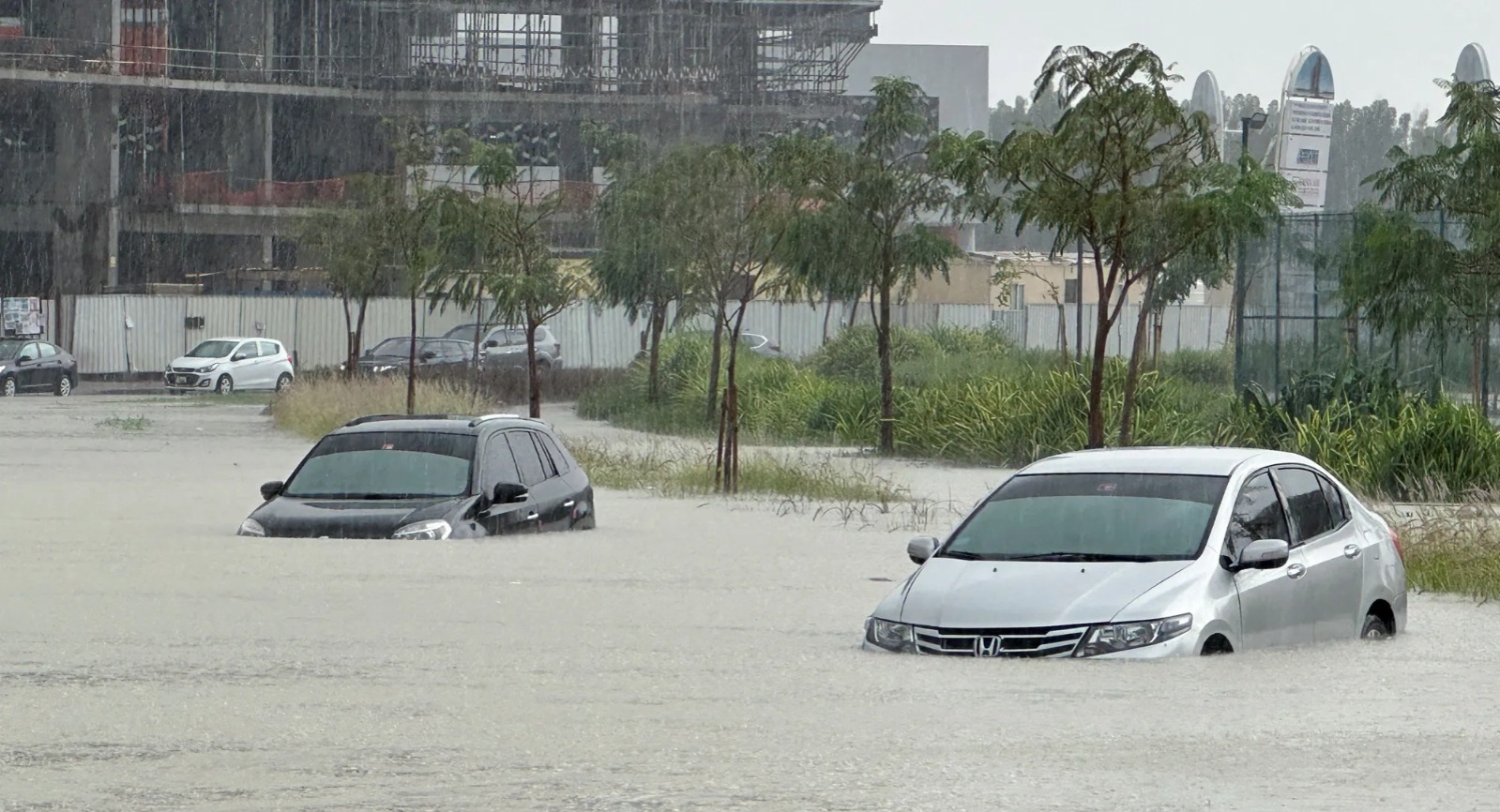 بیشترین میزان بارندگی در امارات در ۷۵ سال گذشته (+تصاویر)