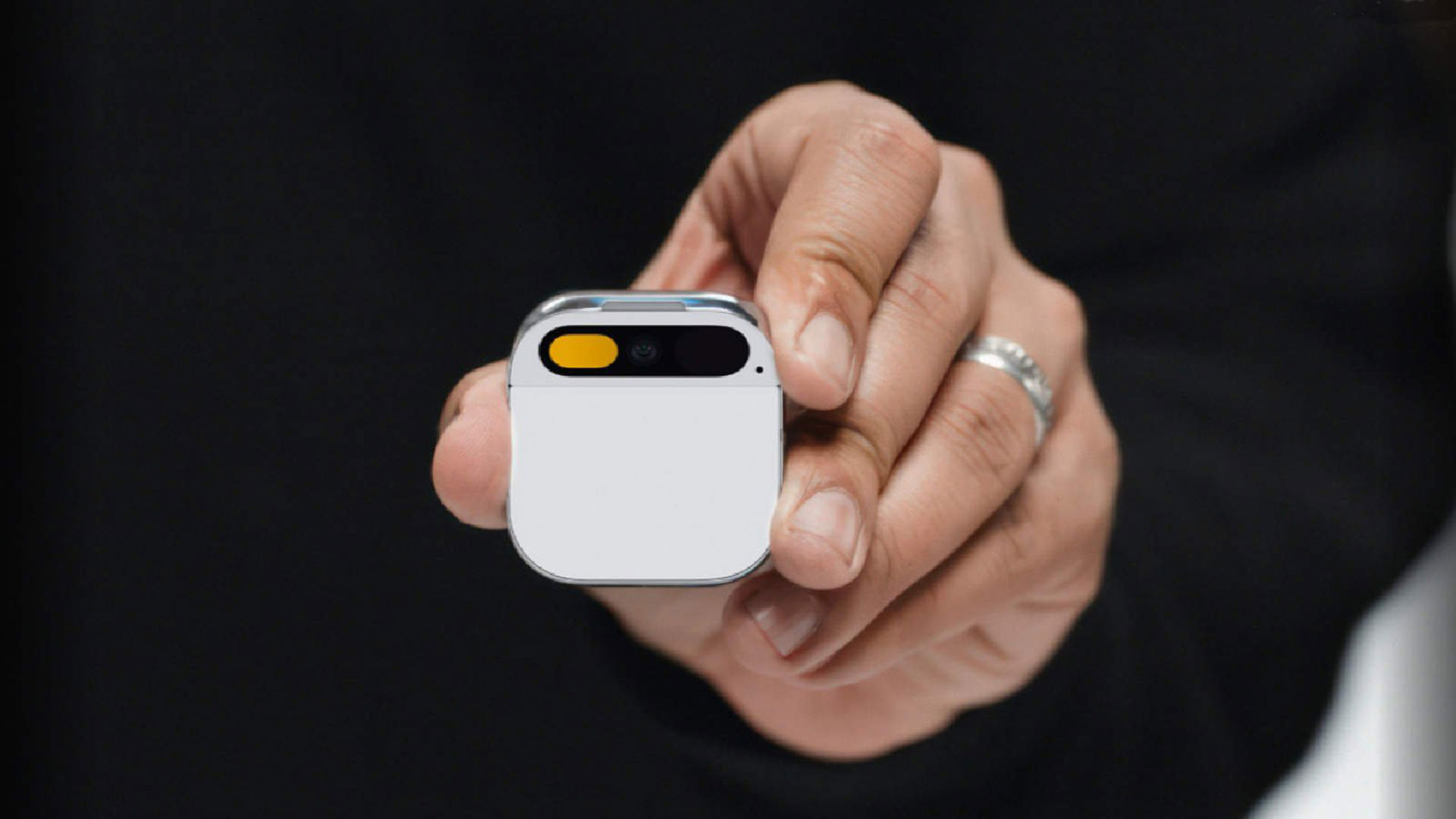 گجت پوشیدنی AI Pin با قابلیت‌های هوش مصنوعی معرفی شد
