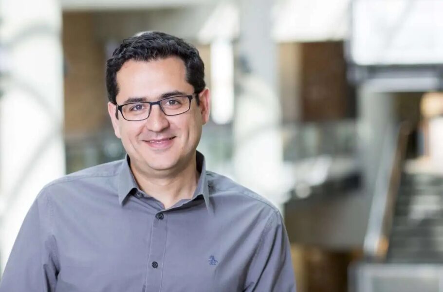 علی فرهادی مدیر ایرانی بخش یادگیری ماشینی اپل، مدیرعامل شرکت هوش مصنوعی هم‌بنیان‌گذار مایکروسافت می‌شود