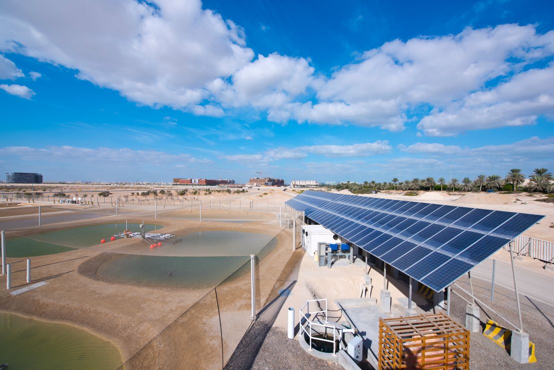 بارورسازی ابرها و استفاده از انرژی خورشید در تصفیهٔ آب دریا در امارات

