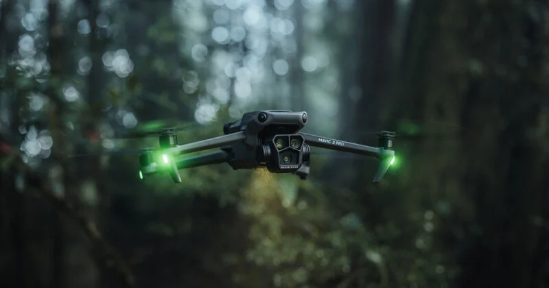 DJI پهپاد پرچم‌دار Mavic 3 Pro‌ را با دوربین سه‌گانه معرفی کرد
 + ویدیو