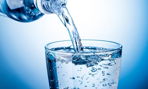 آیا نوشیدن آب کمتر در زمستان موجب بروز سنگ کلیه می‌شود؟
