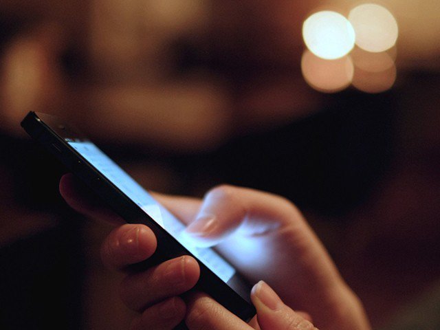 آیا تلفن همراه هوشمند باعث بیش‌فعالی در بزرگسالان می‌شود؟
