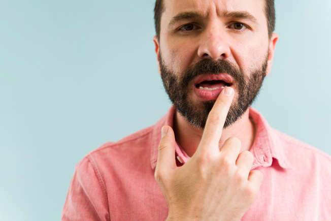 خشکی دهان نشانه چه بیماری است؟