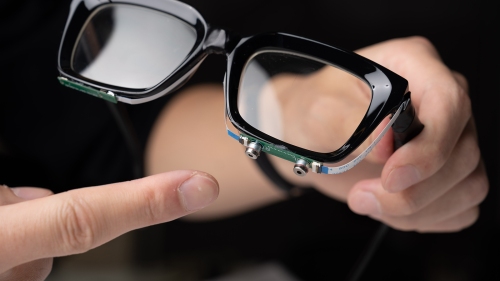عینکی که می‌تواند حرکات لب‌های شما را تشخیص دهد