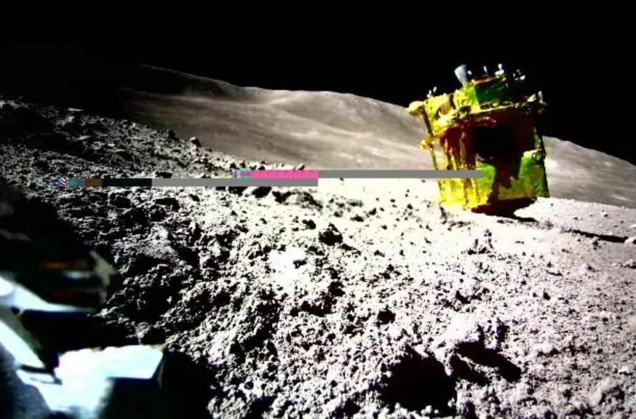فضاپیمای SLIM ژاپن به‌صورت سروته روی ماه گیر کرده است
