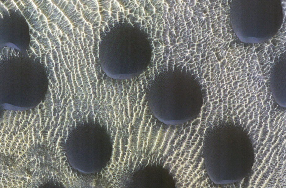 ناسا تصویر متفاوت و عجیبی را از تپه‌های شنی دایره‌ای‌شکل مریخ منتشر کرد
