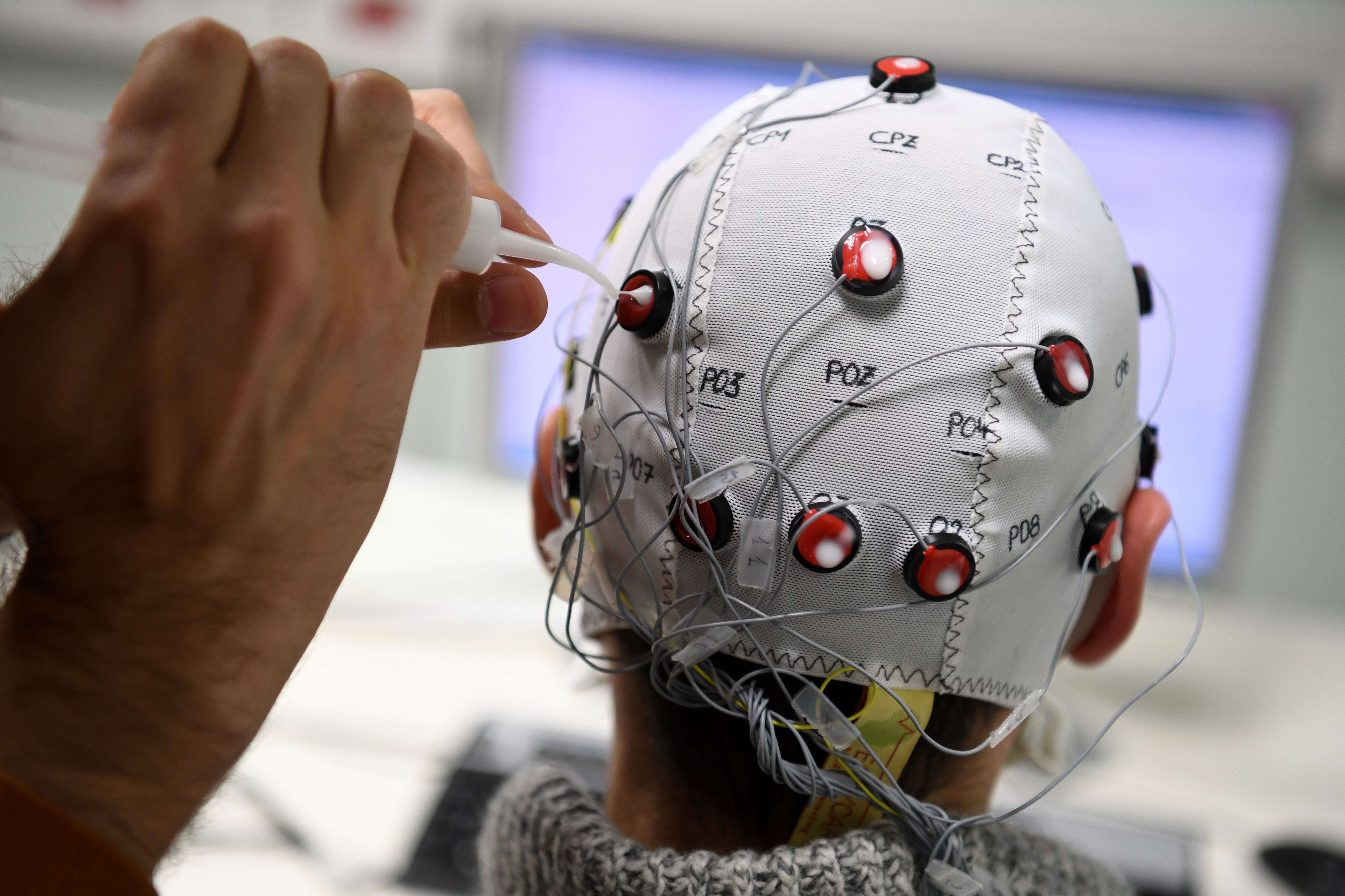 خواندن ذهن انسان با دستگاه اسکن متصل به هوش مصنوعی
