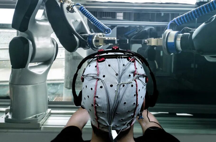 کنترل ربات‌ها با ذهن؛ دانشمندان حسگر جدیدی برای شناسایی سیگنال‌های مغزی ساخته‌اند
