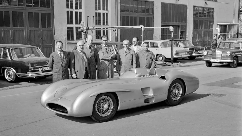 یک دستگاه مرسدس بنز W196 Stromlinienwagen مدل 1954، به قیمت 52.7 میلیون دلار در یک حراجی در اشتوتگارت فروخته شد.
