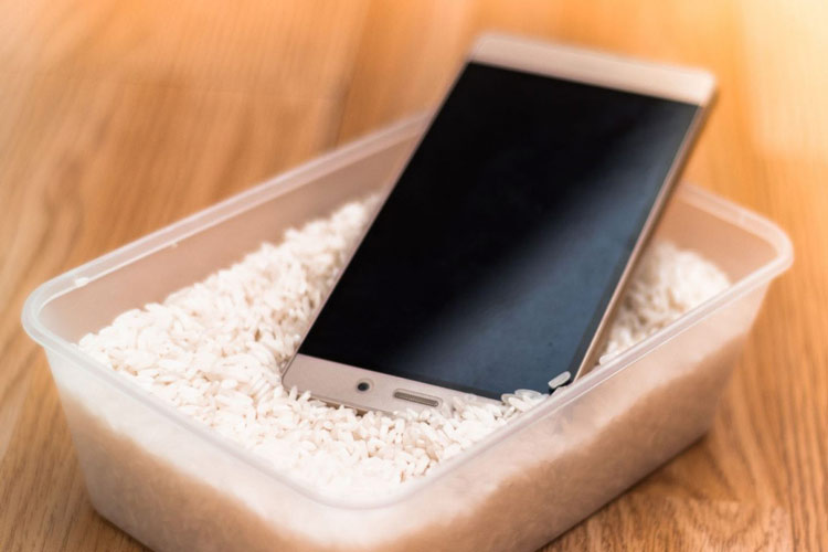 اگر موبایل‌ به آب افتاد آن را داخل برنج بگذاریم یا نه؟
