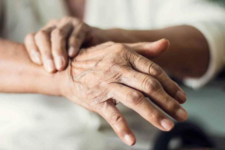 بیماری پارکینسون ناشی از عوامل ژنتیکی و محیطی است
