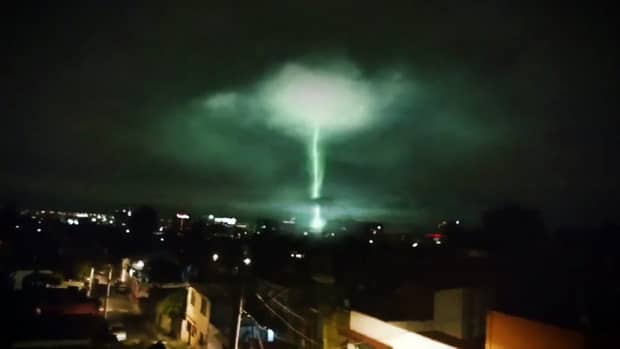 علت مشاهده نورهای عجیب و مرموز در آسمان به هنگام زلزله + ویدیو زلزله اخیر ترکیه و فیلم نورهای عجیب در آسمان به هنگام زلزله
