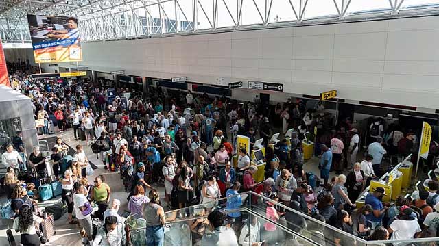 سردر گمی مسافران  در فرودگاه به دلیل اختلال جهانی ویندوز