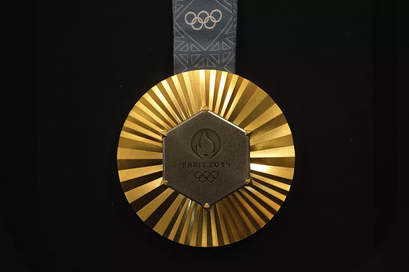 مدال طلای المپیک 2024 پاریس، طراحی شده توسط شومت برند مشهور جواهر سازی فرانسوی